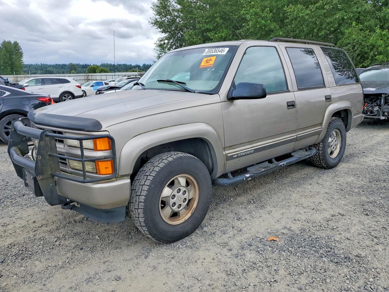2000 Chevrolet Tahoe Z71, VIN 1GNEK13R1YR147166 — Side