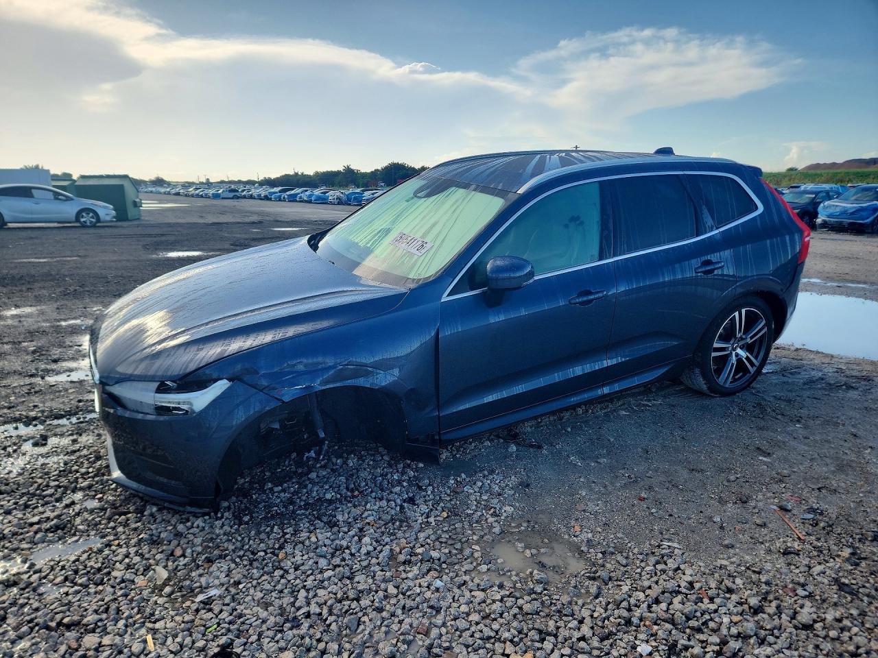 2021 Volvo XC60 Momentum, VIN YV4102DK2M1809962 — Перед
