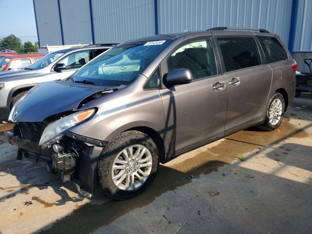 2015 Toyota Sienna XLE, VIN 5TDYK3DC6FS530966 — Front end