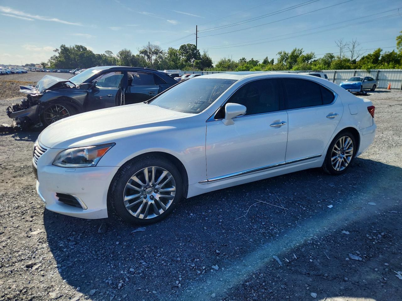 2016 Lexus LS 460, VIN JTHBL5EF6G5141452 — Minor dents and scratches