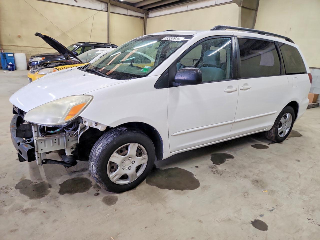 2005 Toyota Sienna LE, VIN 5TDZA23C55S240025 — Front end