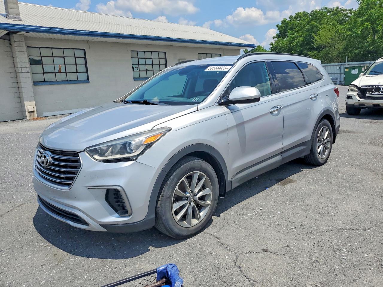 2017 Hyundai Santa Fe SE, VIN KM8SMDHF2HU257111 — Minor dents and scratches