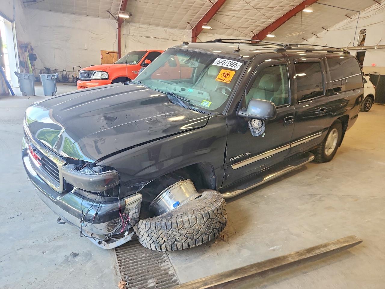 2004 GMC Yukon XL SLE, VIN 3GKFK16T74G101750 — Front end