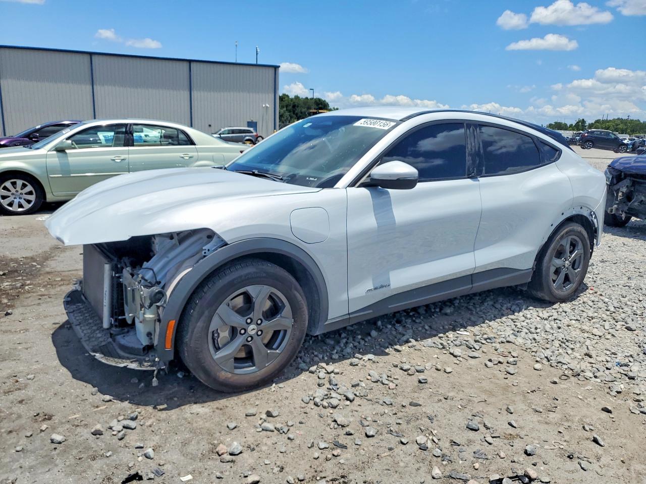 2022 Ford Mustang Mach-E Select, VIN 3FMTK1RM1NMA44141 — Front end