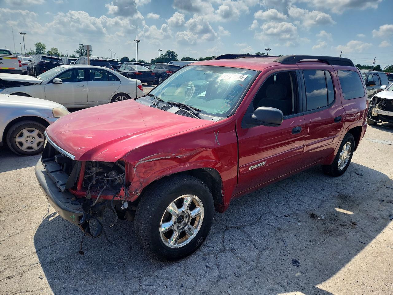 2005 GMC Envoy SLE, VIN 1GKET16S156133029 — Front end