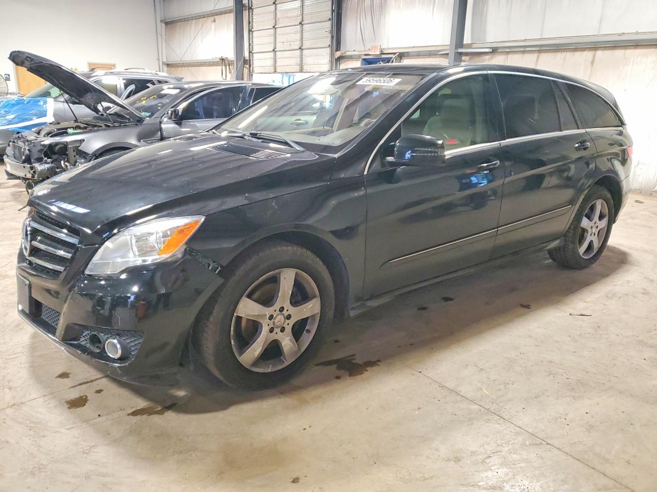 2011 Mercedes-Benz R 350, VIN 4JGCB6FE0BA132682 — Front end