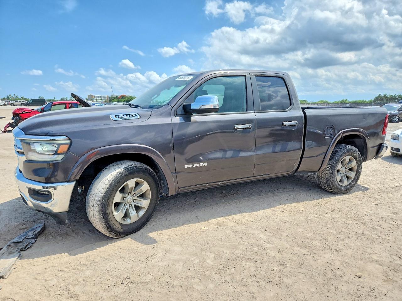 2019 Ram 1500 Laramie, VIN 1C6RREDT3KN800559 — Бок