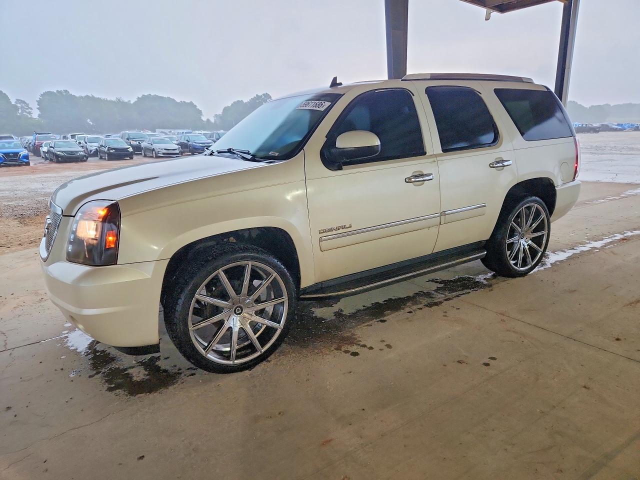2011 GMC Yukon Denali, VIN 1GKS1EEF0BR205417 — Minor dents and scratches