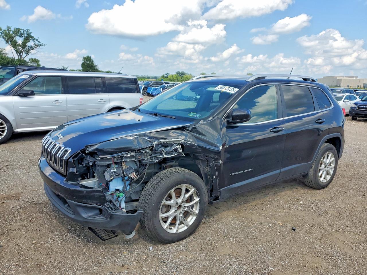 2016 Jeep Cherokee Latitude, VIN 1C4PJMCB9GW162099 — Front end