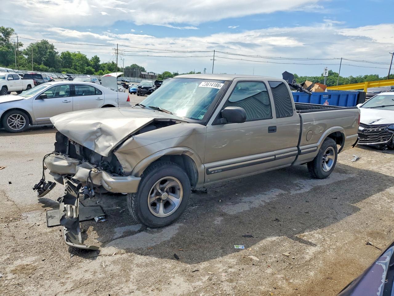 2001 Chevrolet S-10 LS, VIN 1GCCS19W818100483 — Front end