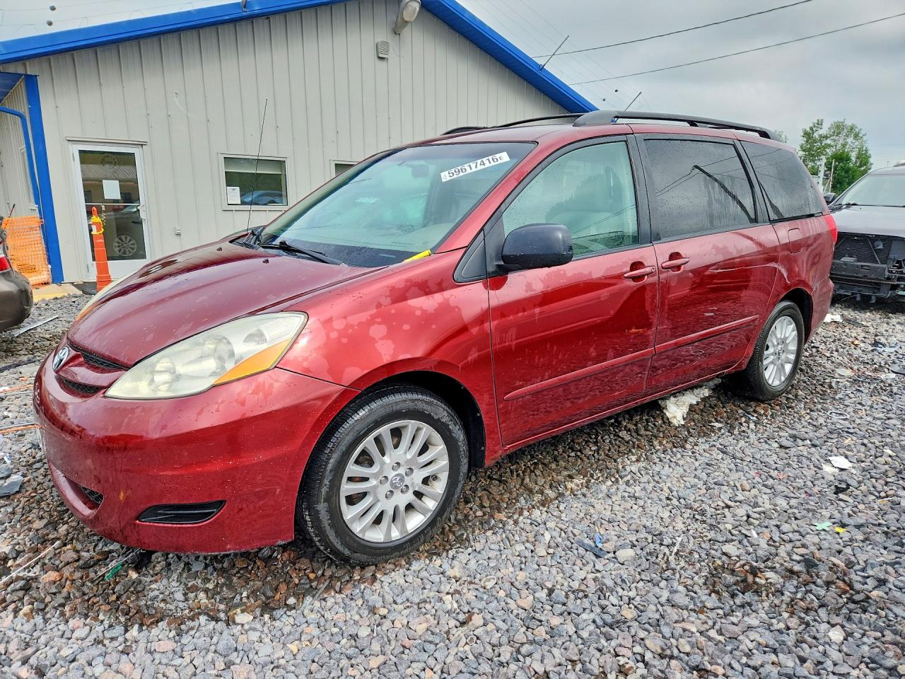2007 Toyota Sienna LE, VIN 5TDZK23C47S052578 — Front end