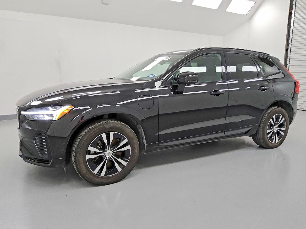 2024 Volvo XC60 Core Dark Theme, VIN YV4H60DK9R1848895 — Бок