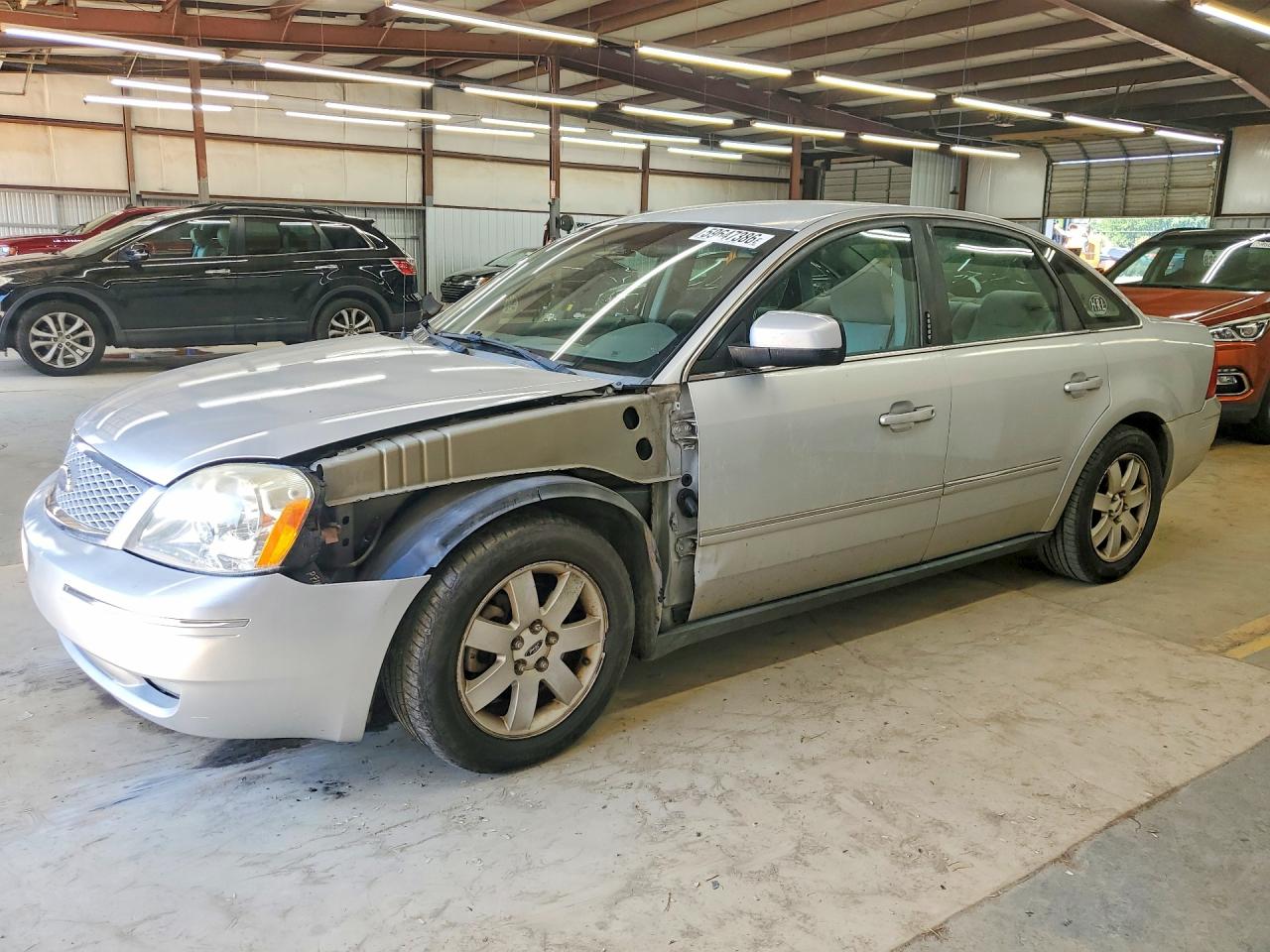 2005 Ford Five Hundred SEL, VIN 1FAFP24155G133992 — Front end