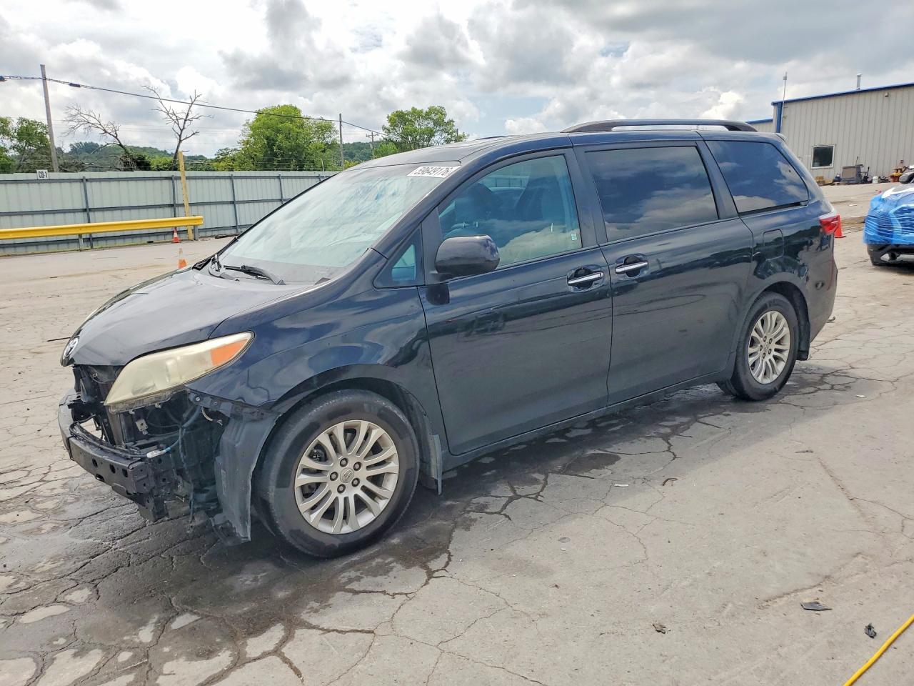 2016 Toyota Sienna Limited Premium, VIN 5TDYK3DC8GS696911 — Front end