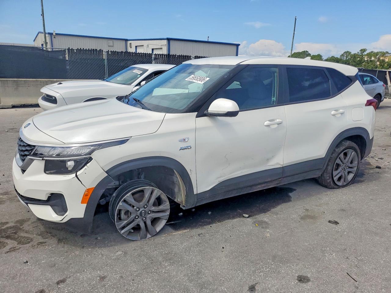 2021 Kia Seltos LX, VIN KNDEPCAA5M7129553 — Front end