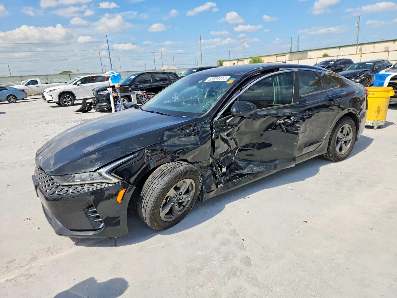 2021 Kia K5 LXS, VIN 5XXG14J25MG015004 — Бок
