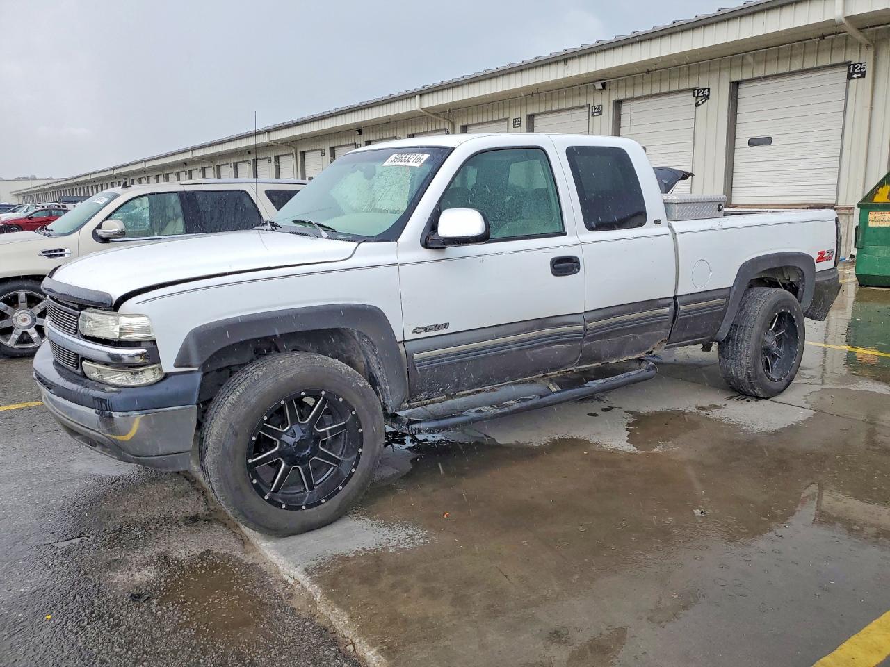 2000 Chevrolet Silverado 1500 LS, VIN 1GCEK19T6YE104574 — Side