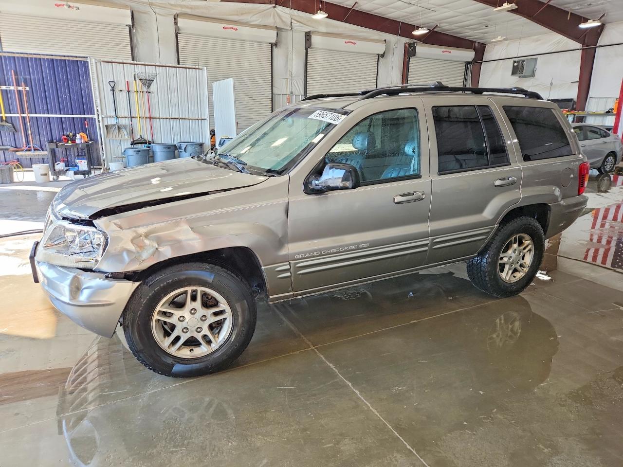 1999 Jeep Grand Cherokee Limited, VIN 1J4GW68N4XC689107 — Front end