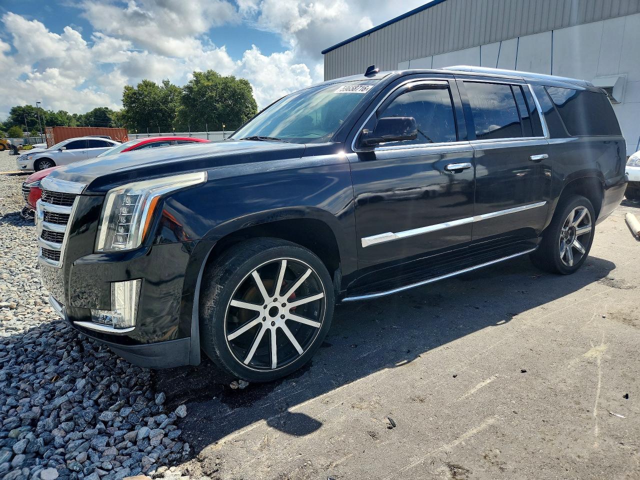 2015 Cadillac Escalade ESV Luxury, VIN 1GYS3HKJ0FR178879 — Minor dents and scratches