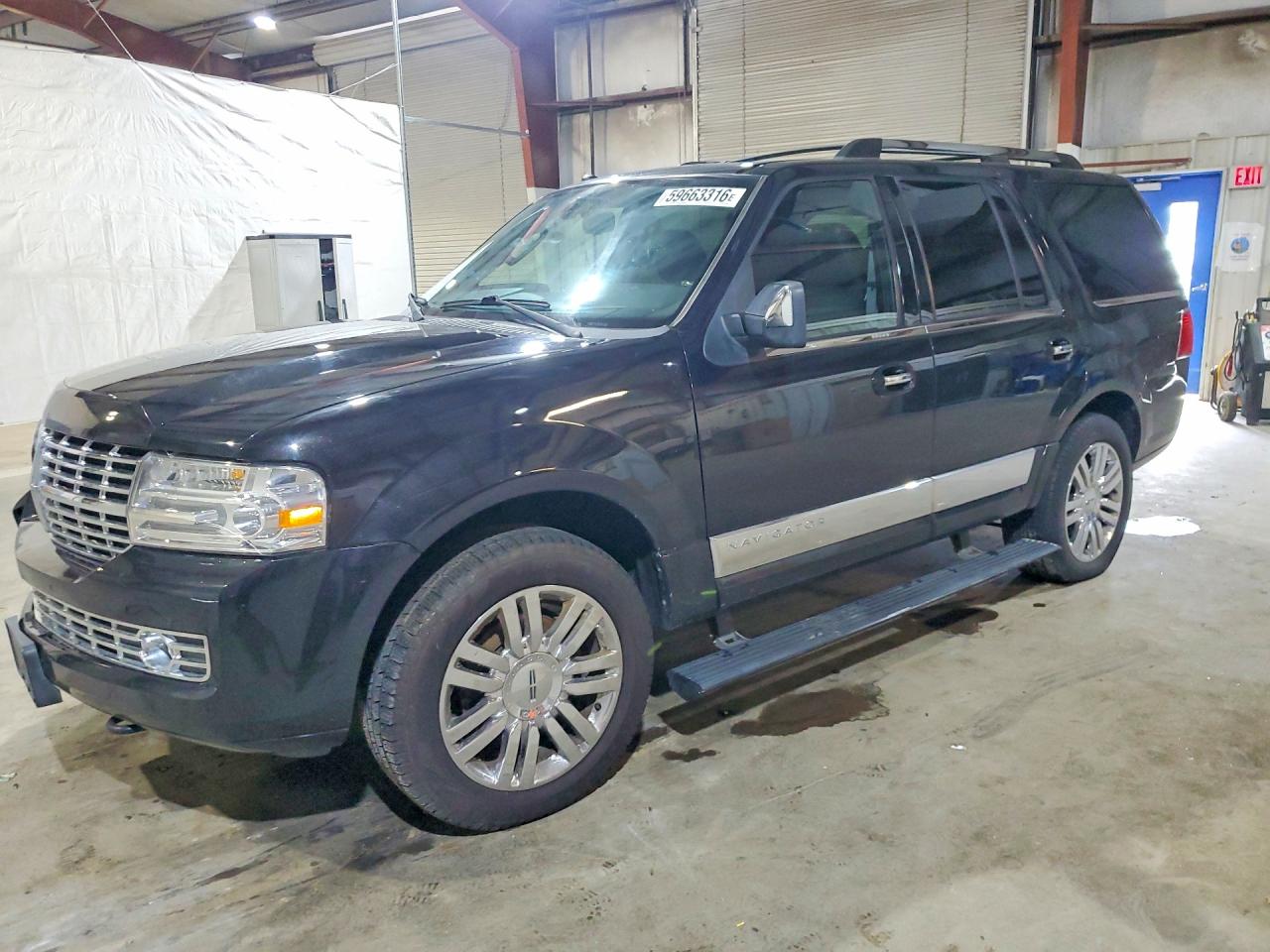 2010 Lincoln Navigator, VIN 5LMJJ2J53AEJ03546 — Front end