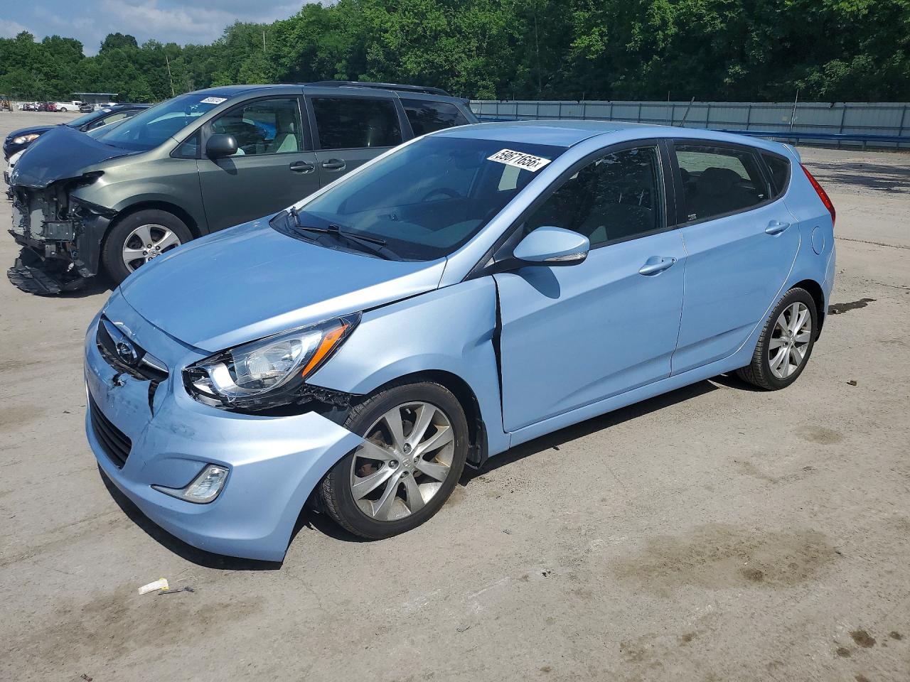 2013 Hyundai Accent SE, VIN KMHCU5AE5DU074873 — Фото с аукциона 1 of 4