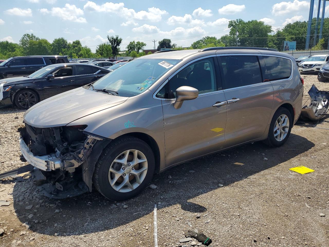 2018 Chrysler Pacifica Touring Plus, VIN 2C4RC1FG1JR316667 — Front end
