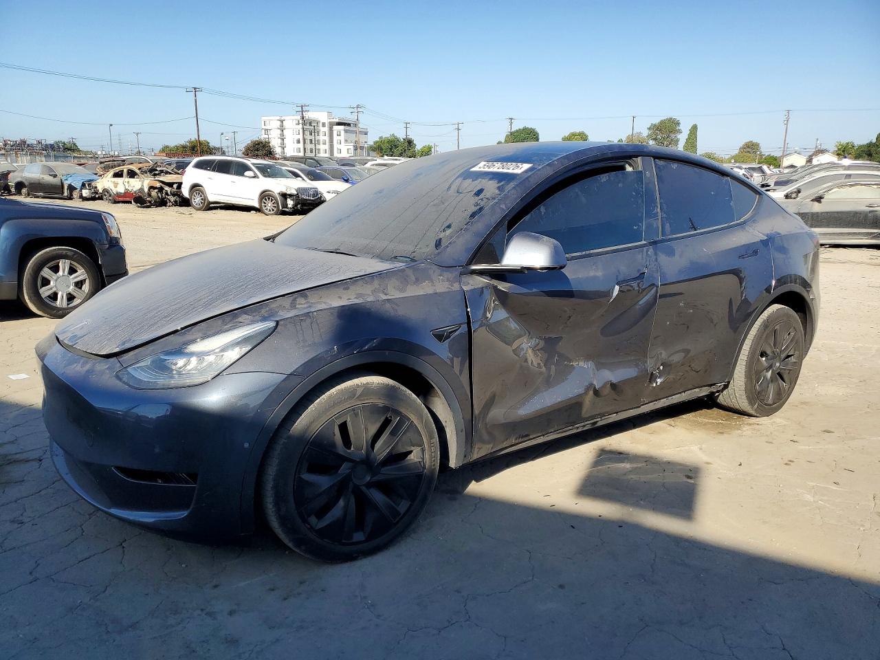 2021 Tesla Model Y Long Range, VIN 5YJYGDEE7MF213870 — Side