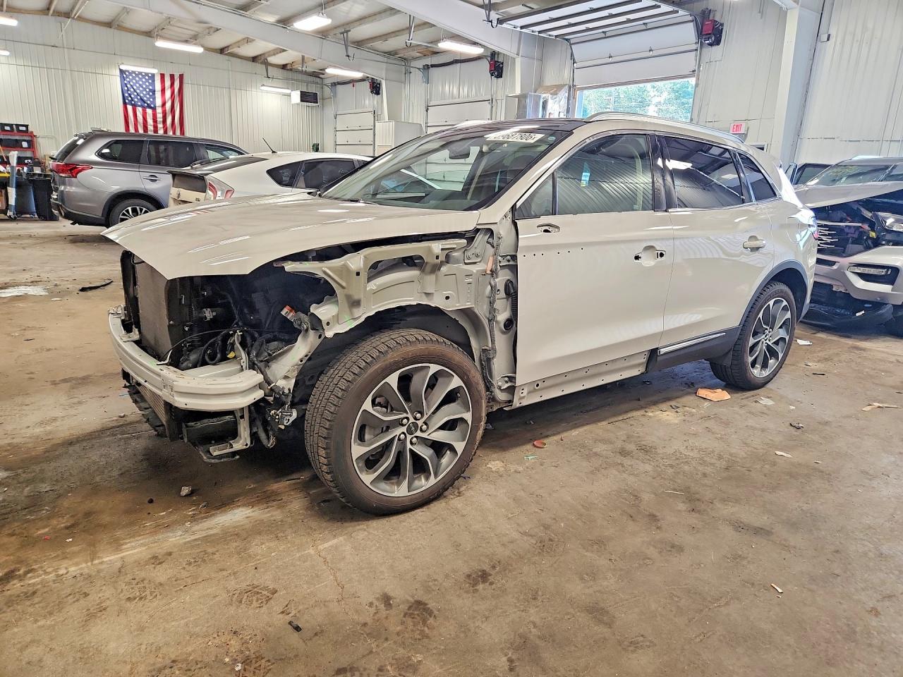 2022 Lincoln Nautilus Reserve, VIN 2LMPJ8K99NBL15116 — Front end