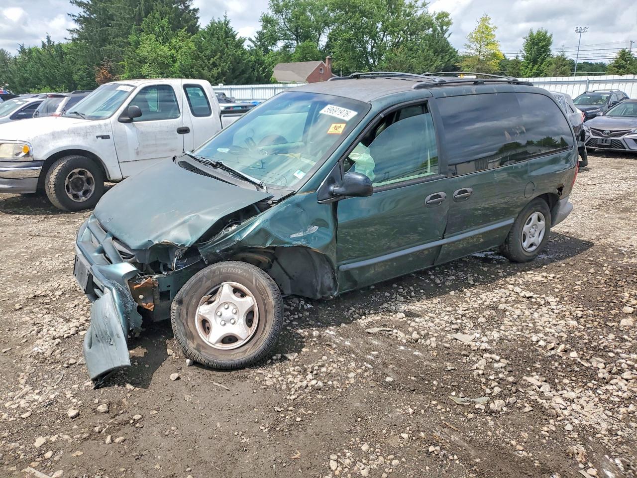 1999 Dodge Caravan, VIN 2B4FP2535XR333196 — Front end