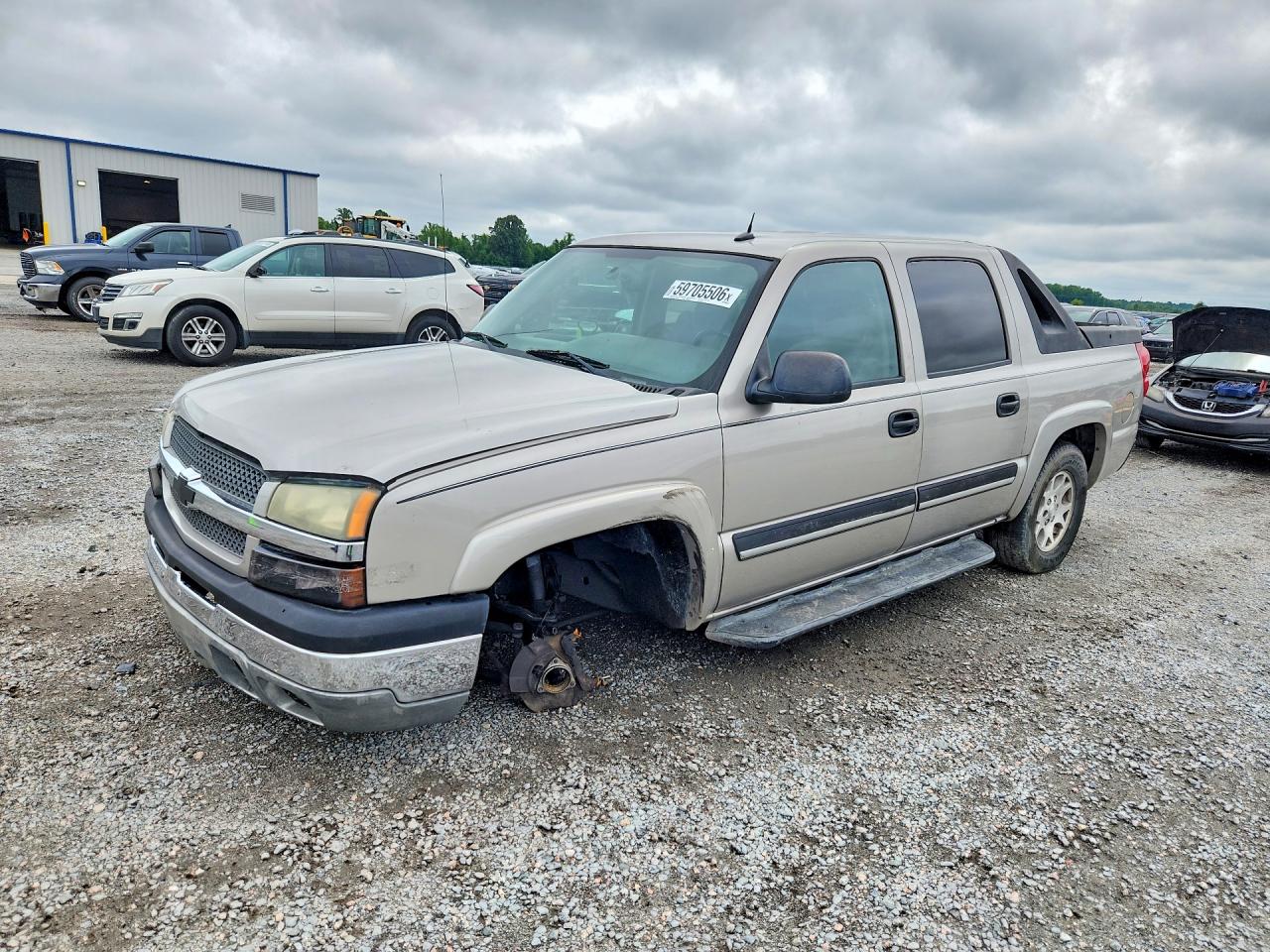 2005 Chevrolet Avalanche LS, VIN 3GNEC12Z45G156549 — Front end