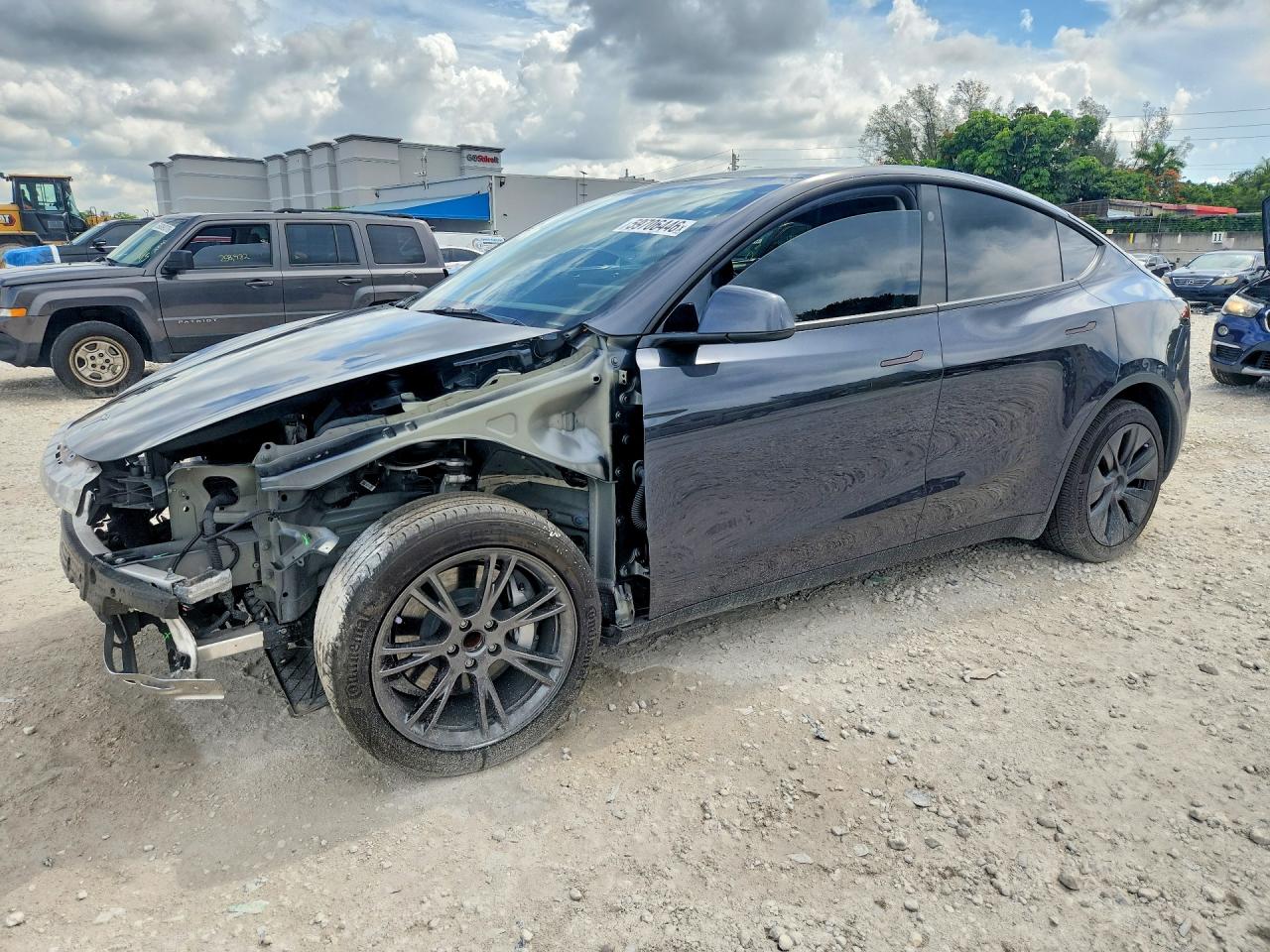 2025 Tesla Model Y Long Range, VIN 7SAYGDED8SA379125 — Front end