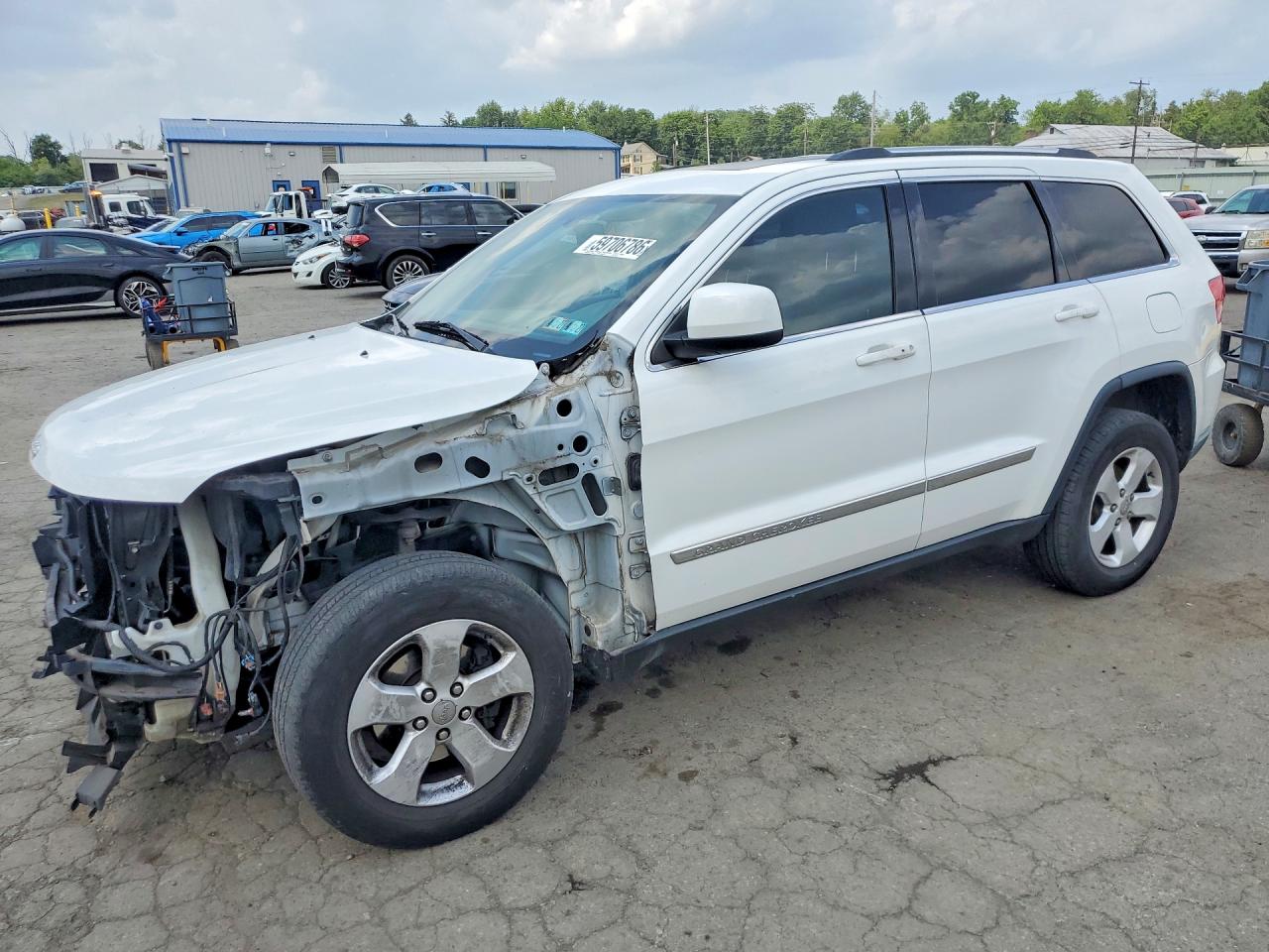 2013 Jeep Grand Cherokee Laredo, VIN 1C4RJFAG3DC631459 — Front end