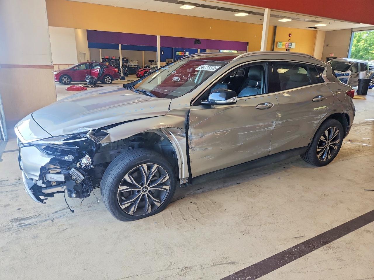 2017 Infiniti QX30 Premium, VIN SJKCH5CR5HA021930 — Front end
