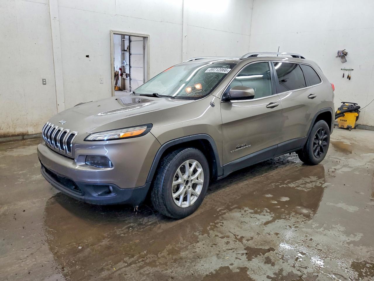 2016 Jeep Cherokee Latitude, VIN 1C4PJMCS0GW283412 — Перед
