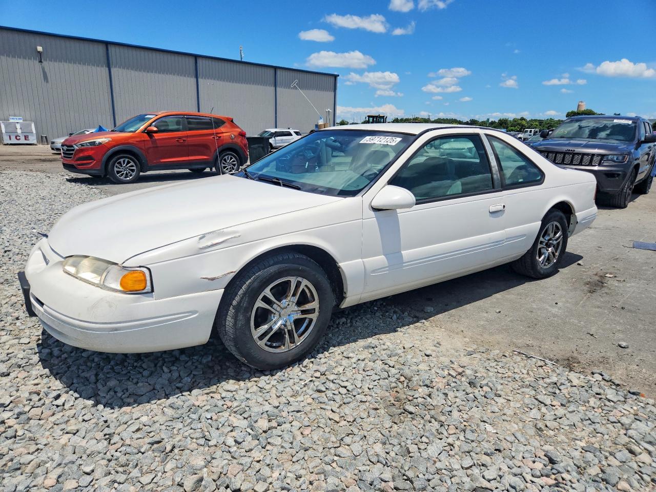 1996 Ford Thunderbird LX, VIN 1FALP62W4TH154400 — Front end