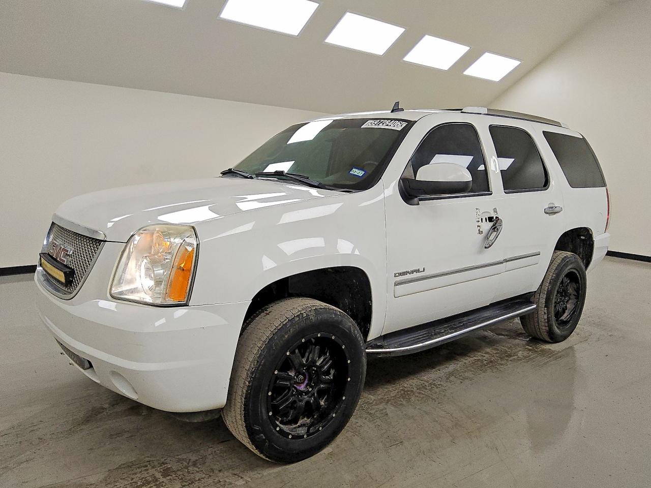 2013 GMC Yukon Denali, VIN 1GKS2EEFXDR300955 — Minor dents and scratches