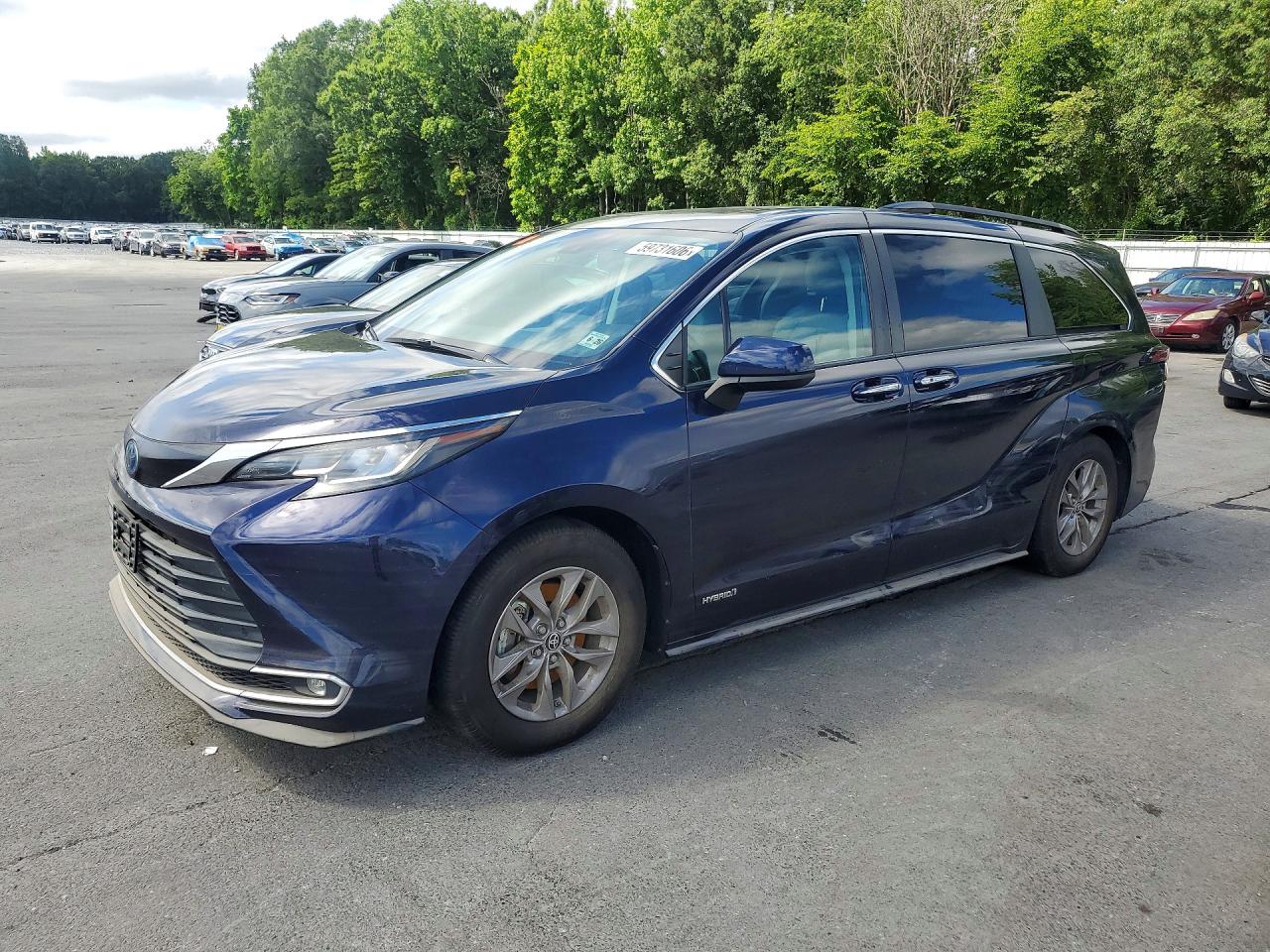 2021 Toyota Sienna XLE, VIN 5TDJRKEC7MS016207 — Water / flood