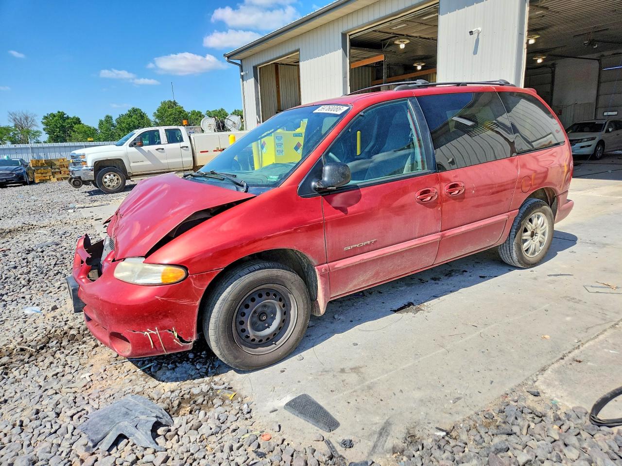 2000 Dodge Caravan SE, VIN 2B4GP45G7YR718876 — Front end