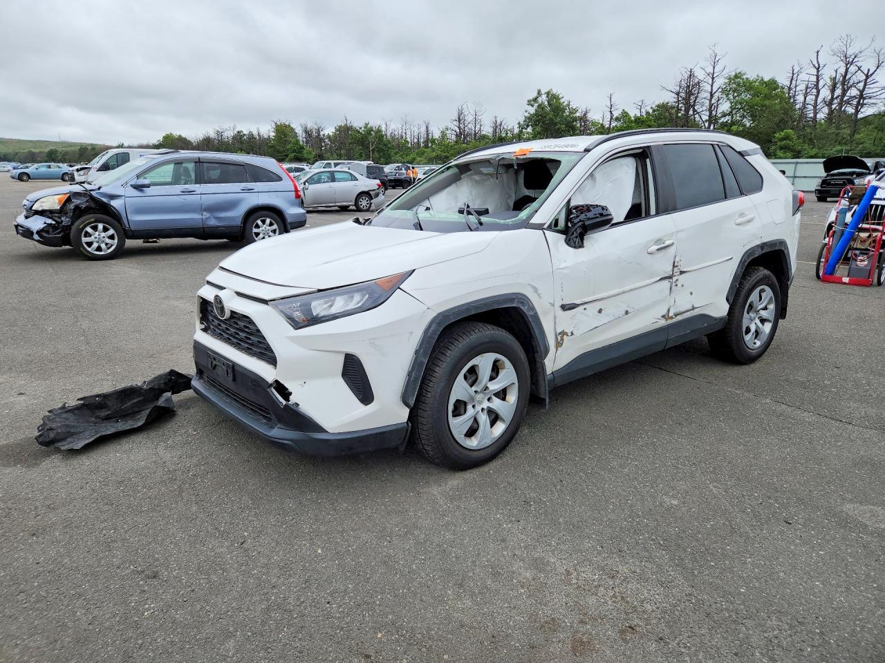 2019 Toyota RAV4 LE, VIN JTMF1RFV4KJ006363 — Front end