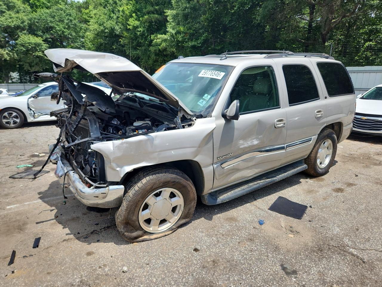 2005 GMC Yukon SLT, VIN 1GKEC13T95R166520 — Front end