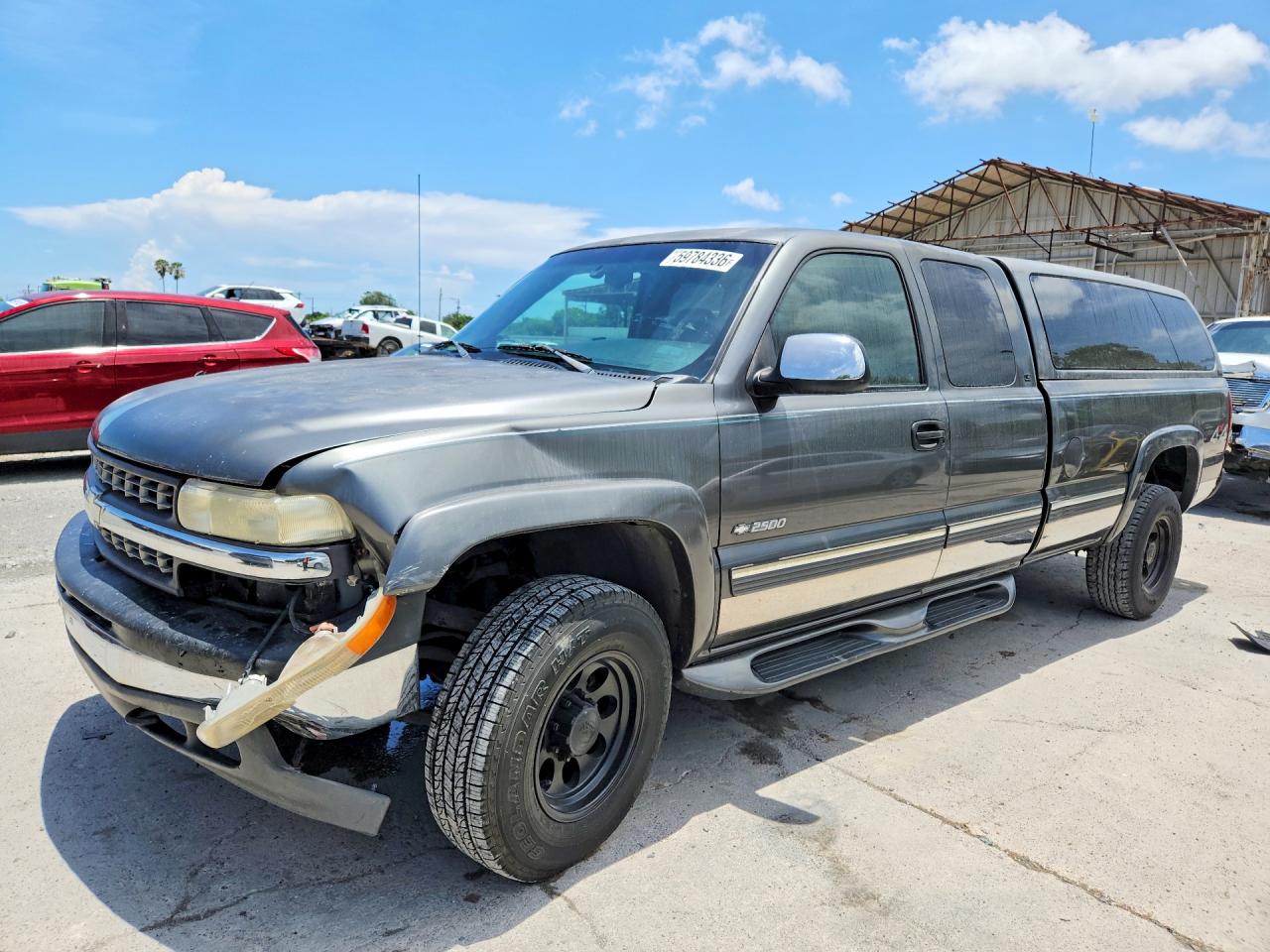 2000 Chevrolet Silverado 2500 LS, VIN 1GCGK29UXYE158161 — Front end