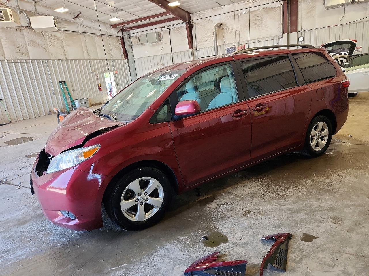 2017 Toyota Sienna LE, VIN 5TDKZ3DC3HS888790 — Front end