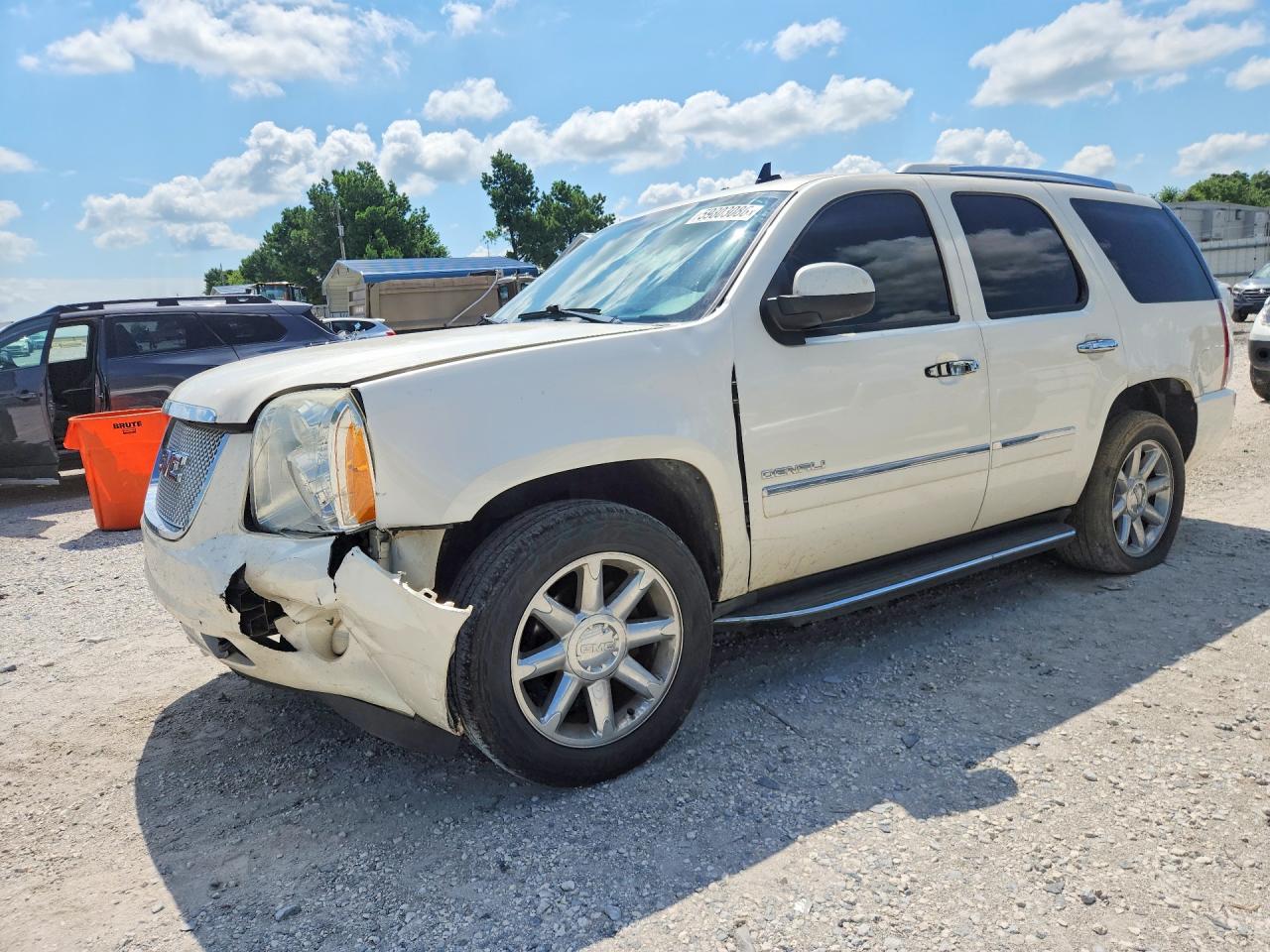 2014 GMC Yukon Denali, VIN 1GKS1EEF6ER140206 — Front end