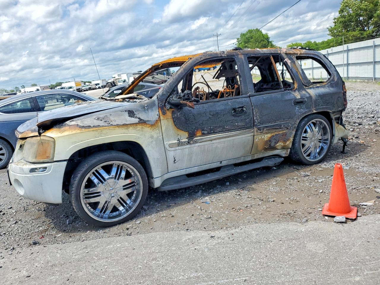 2003 GMC Envoy SLE, VIN 1GKDT13S332376393 — Interior fire