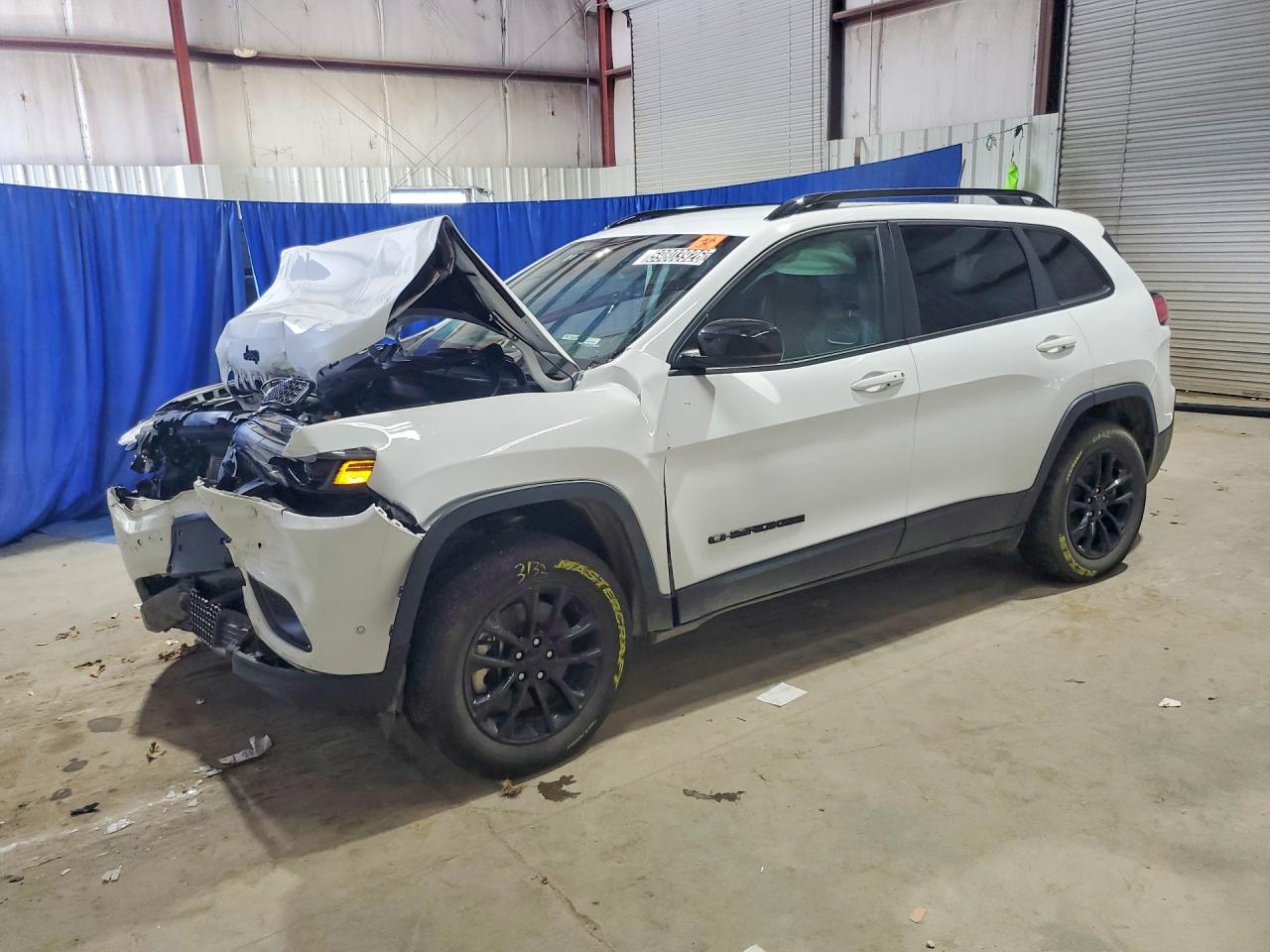 2023 Jeep Cherokee Altitude Lux, VIN 1C4PJMMB1PD115109 — Front end