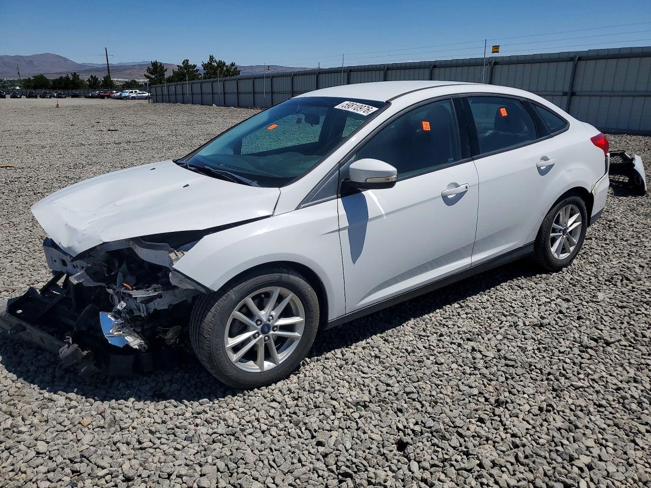 2016 Ford Focus SE, VIN 1FADP3F26GL302043 — Front end