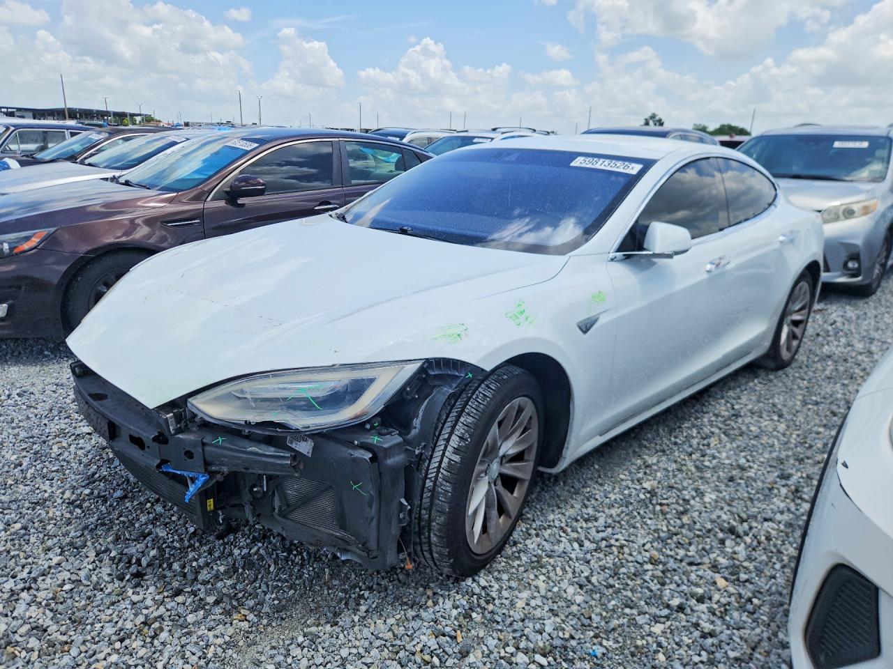 2016 Tesla Model S 70, VIN 5YJSA1E16GF158948 — Перед
