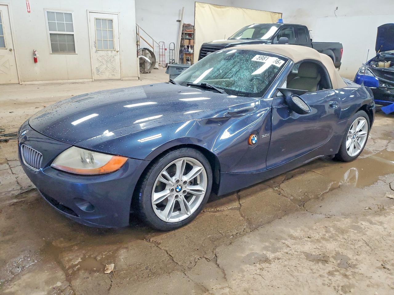2004 BMW Z4 3.0i, VIN 4USBT53594LU07124 — Side