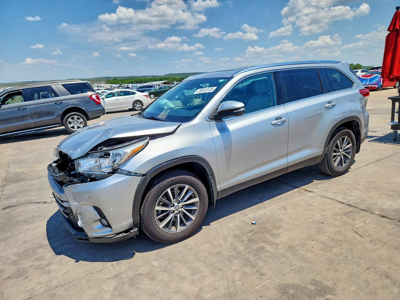 2019 Toyota Highlander XLE, VIN 5TDKZRFH8KS565273 — Front end