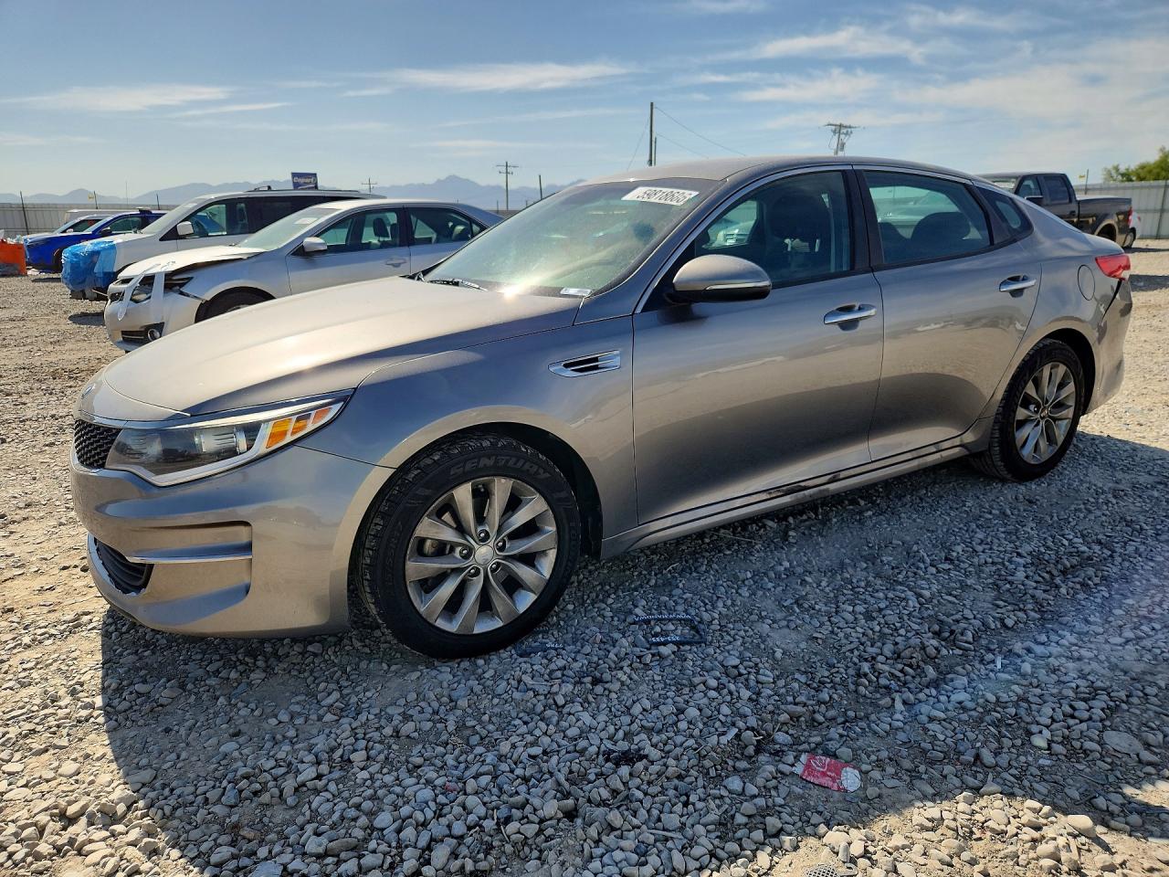 2017 Kia Optima LX, VIN 5XXGT4L30HG162210 — Зад